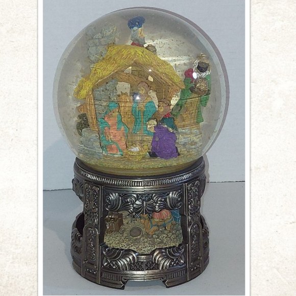 Traditions Nativity Scene Musical Water Globe With Revolving Base - Picture 2 of 6
